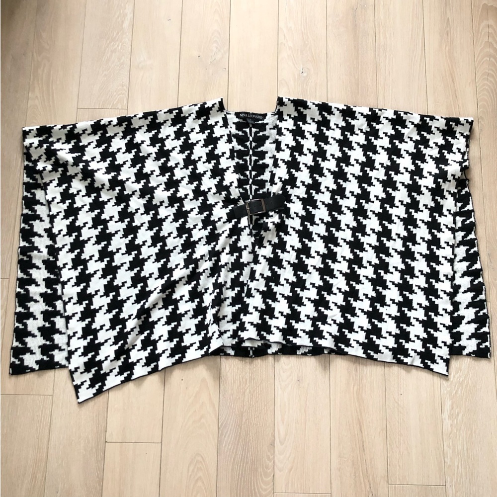 Nina Leonard Houndstooth Poncho Shawl in Black & White